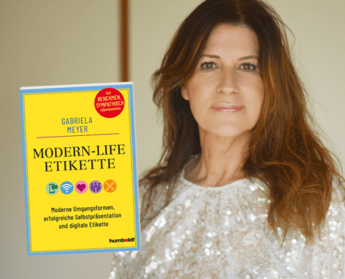 Gabriela Meyer mit Buch "Modern-Life-Etikette"