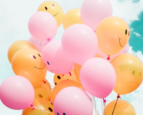 Bunte Luftballons mit Lächeln